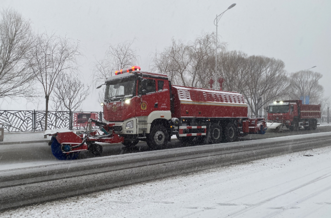 918博天堂环境除冰雪装备全力投入破冰作业，助力北京道路交通安全